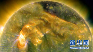 資料圖片:圖為2010年8月3日，NASA公布了太陽動力學觀測衛星(SDO)1日通過極紫外線相機拍攝到的太陽北半球耀斑爆發，耀斑下的太陽黑子足有地球大小。（NASA圖）