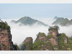 雲遮霧繞是此山