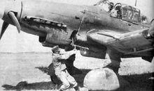 正在安裝炸彈的 Ju 87D