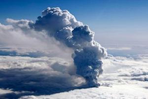 2010年4月14日，冰島埃亞菲亞德拉冰蓋冰川火山噴出的火山灰