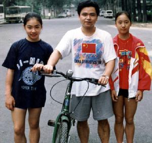 劉璇（左）中為教練郭新民，右為國家隊友吉莉雅