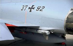 JG74 的 3792 號 F-4F ICE，注意半埋式掛架攜帶著 AIM-120 飛彈
