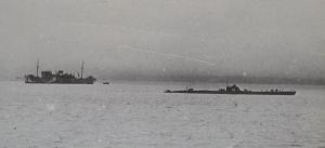 於1943年6月在千島群島幌筵島特設潛水母艦‘平安丸’（左、著防護漆）與其護衛艦，伴隨著伊第168型潛水艇‘伊號第171潛水艇’（右）.