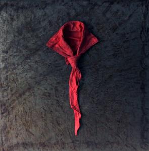 Red scarf/紅領巾 瓷 、鋼板， 70x70cm