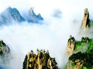 雲霧繚繞的堯山