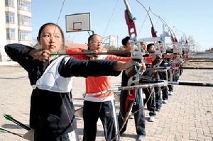 （圖）大板一中射箭隊在練習瞄準