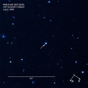超高速恆星HE 0437-5439的位置（圖上用箭頭標出的目標），它正高速逃離銀河系