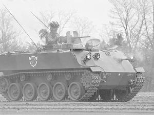 日本73式履帶式裝甲人員輸送車 