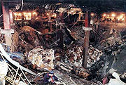 尤塞夫透過一名名字叫阿卜杜勒·拉赫曼的伊拉克炸彈製造人士協助下，組裝重1310磅（約595公斤），由尿素硝酸鹽、鋁、鎂及氧化鐵組成的炸彈。3缸樽裝氫氣放在炸彈發動裝置的四周，以產生火球。同類型壓縮氣體樽，在10年前（1983年）貝魯特炸彈襲擊中也有用上，兩次襲擊也是以壓縮空氣樽製造氧氣提供燃燒動力，從而令炸彈威力更強勁。根據炸彈試驗的證據指出，在此爆炸案前，只有一個炸彈是用尿素硝酸鹽製成的。爆炸所使用的萊德貨車的容積為8.3立方米，大概能裝下重為一噸（907 公斤）的炸藥。然而，貨車的可用空間並沒有被裝滿。尤塞夫使用了4條20英尺（6米）長的導火線，它們都由醫用軟管覆蓋。拉赫曼計算出導火線將在他用香菸將其點燃12分鐘之後引爆炸藥。尤塞夫希望爆炸產生的煙能一直留在雙塔內，這樣就能通過讓塔樓內的人窒息，慢慢的殺死他們來吸引公眾的注意力。他預計塔樓一會在爆炸之後壓毀塔樓二。直到現在，仍有流行的觀點認為炸彈中含有氰化物，這個觀點的真實性在達菲法官（Judge Duffy）的審判陳述中得到了加強：“你們周圍充滿了氰化鈉，我敢肯定它存在於炸彈中”。然而，炸彈的真實成分已經不能從犯罪現場查明了，一位負責這個案件的FBI高級官員羅伯特·布利策（Robert Blitzer）,說明“在被炸的廢墟沒有找到合法的證據證明炸彈中存在氰化鈉。”此外，彼得·蘭斯在自己的書《1000年的復仇》（1000 Years For Revenge）中說到，尤塞夫曾考慮在炸彈中添加氰化物，並為沒有這樣做而感到後悔。