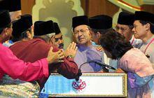 2002年巫統全國代表大會上，眾人勸說哭泣中的馬哈迪收回辭呈