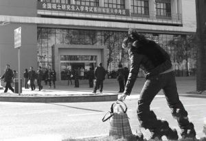 考試結束後，陳曉原在考場外淚如雨下