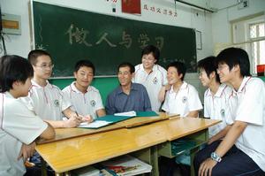 王老師和學生一起開班會
