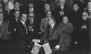中葡兩國政府代表正式簽署《中葡聯合聲明》