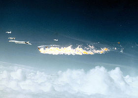 XB-70二號原型機後方隨扈的戰機於1966年6月8日發生在空中相撞後爆炸起火的畫面