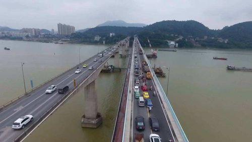 西江大橋新橋（左）與舊橋（右）