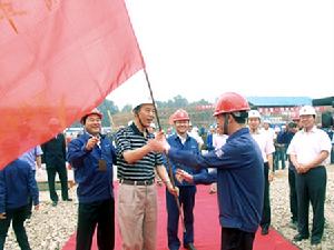 2007年9月6日，集團公司翟若愚總經理親自為鍋爐鋼架安裝突擊隊授旗。