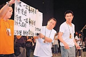 劉德華、曾志偉（右一與右二）等藝人為演唱會錄製了主題歌。