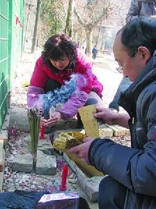 （圖）劉寧夫婦在北川中學遺址為逝去的女兒過生日