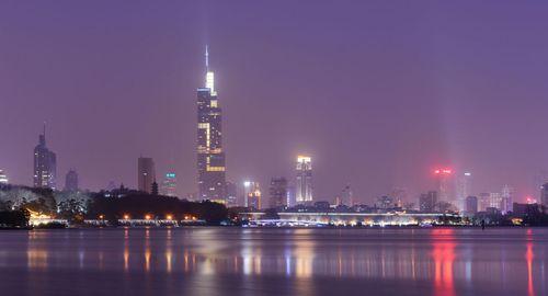 玄武湖角度看南京紫峰大廈