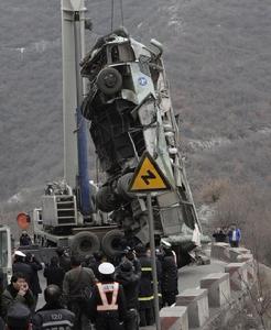 2月25日，事故車輛被吊出山谷