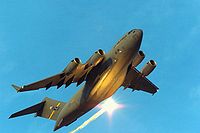 （圖）C-17運輸機發射熱焰防禦彈