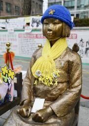 設定在日本駐韓國大使館門前的慰安婦受害者少女銅像