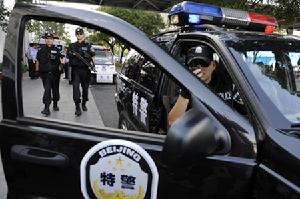 2009年8月22日，北京西單大悅城門前廣場，持槍特警負責點位布控和巡察。為確保建國60周年慶祝活動順利進行，北京平均每天有近7000名巡警、特警在街面巡邏。