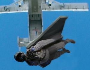 噴射動力翼 “銀翼超人”正在“跳傘”
