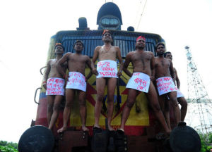 印度學生裸體攔火車要求取消國家公務員考試