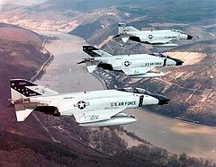 類型 戰鬥機，攻擊機 生產公司 麥克唐納飛行器公司麥克唐納-道格拉斯公司 首次飛行 1958年5月27日 使用狀態 631架在美國以外的國家服役，無人駕駛型至2009年仍在美國服役 主要用戶 美國空軍美國海軍美國海軍陸戰隊 生產年份 1958年-1981年 生產數量 5,195 單位造價 240萬美元（F-4E）