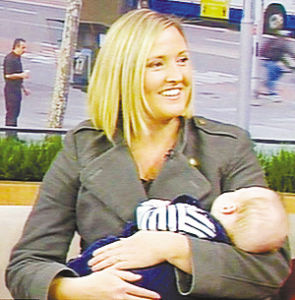 凱特抱著詹米參加訪談節目