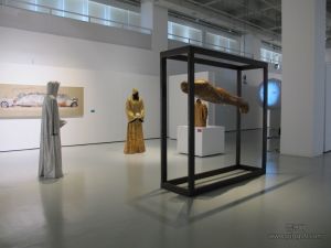 2013年，東莞 21空間美術館，“視覺交叉體”首屆廣東當代藝術群落青年藝術家聯展