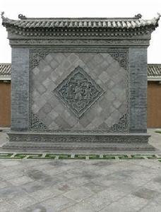 照壁[舊時築於寺廟、廣宅前的牆屏。]