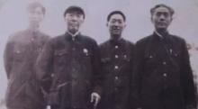 1986年春張開基將軍（左二）回石窩鎮老家時同鄉村幹部合影
