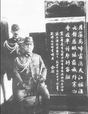 (1937年，蘇州。前為松井石根，旁邊為唐詩楓橋夜泊)