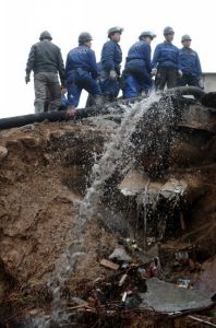 3月31日，礦難現場一條水管在往外排水