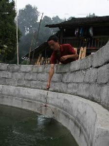 依靠雨水灌溉田地的拉結村民