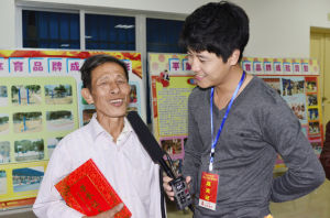 姆娘山歌圩壯族嘹歌傳承人比賽誕生的新“歌王”黃榮仁接受記者採訪