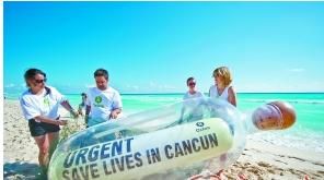 慈善組織在坎昆海灘放出一個巨大的漂流瓶，上面寫著“十萬火急，在坎昆挽救生命”。