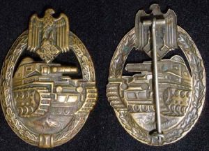 背面凹陷版的銅製裝甲作戰章