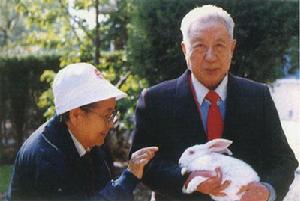 1990年，王首道同志85歲壽辰時老伴易紀均同志在庭院內合影。