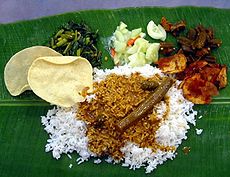 手抓蕉葉飯（Banana leaf rice）是典型的南印度食品。手抓蕉葉飯一般將白米飯（或在一些傳統南印度飯店裡使用速煮米）放在芭蕉葉上，再配有蔬菜、咖喱肉或咖喱魚、印度式醃菜，有的還配有炸圓麵包。傳統的吃法是手抓。使用芭蕉葉是為了使熱飯能夠散發至包裝的芭蕉葉上，從而達到幫助消化的效果。圖為馬來西亞的印度手抓蕉葉飯