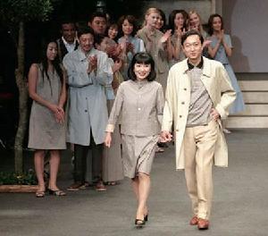 1999年12月2日，鳩山夫婦在東京一次慈善時裝展上攜手走秀