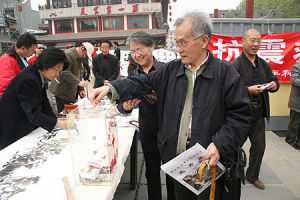 《人民軍隊報》原總編羅昆禾將軍專程來到現場捐獻了100元人民幣。