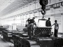 1958年內蒙古617廠第一輛59式坦克組裝歷史照片