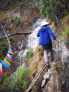 2019年3月多卡村到扎布直布天然岩洞的木頭搭棧道路段之一