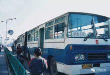 20世紀90年代6路使用的長江6151型鉸接客車