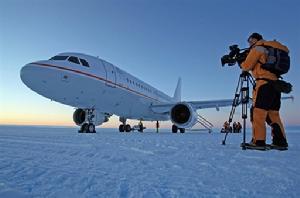 空客A319客機在冰跑道上