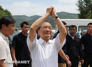 5月15日，溫總理來到川北重災區青川縣木魚鎮慰問受災民眾