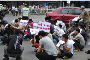 南京瑞爾大廈部分業主約30人，在中山南路一繁華路口，採取堵路靜坐方式討說法，希望政府出面幫助解決訴求。